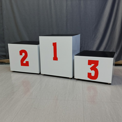 Пьедестал для победителей на металлическом каркасе